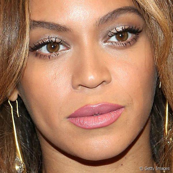 Para comparecer ao Billboard Women In Music 2014, Beyonc? usou um esfumado marrom iluminado por sombra prata nas duas p?lpebras